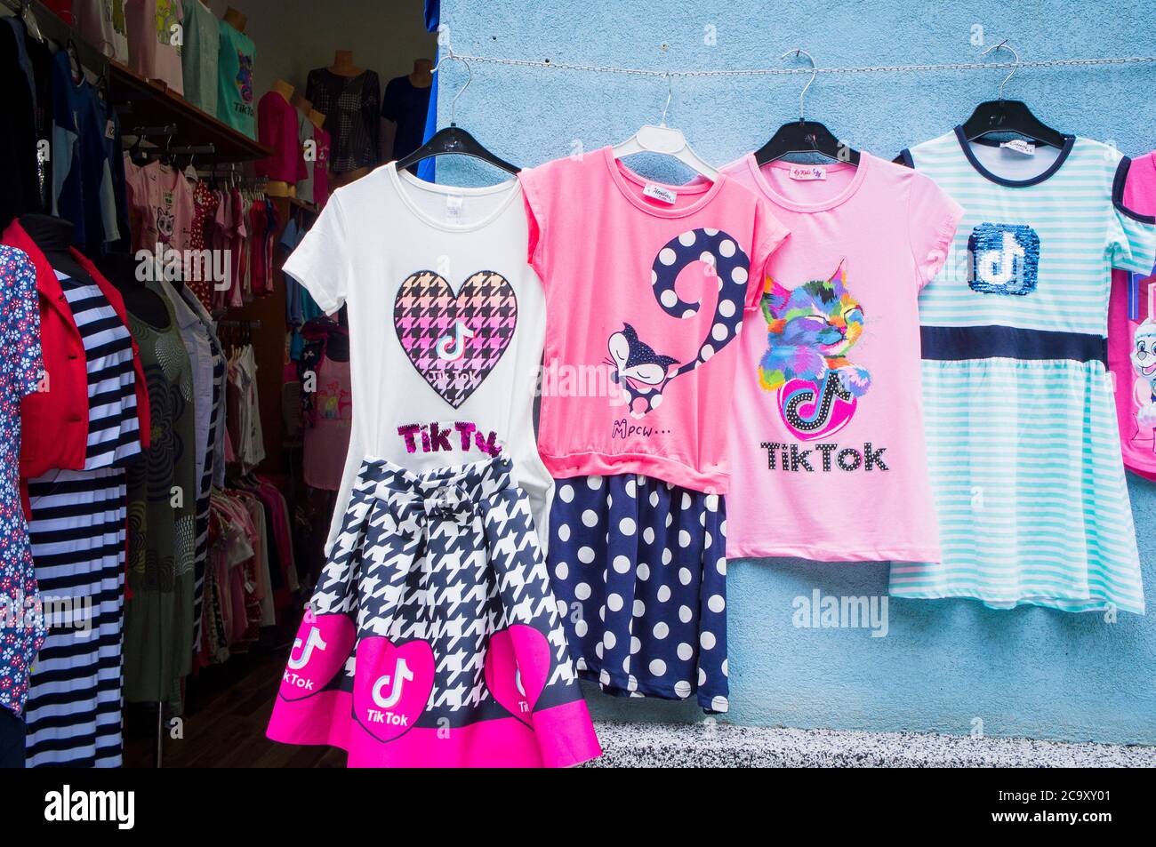 Kleine Mädchen Kleidung, T-Shirt mit TikTok, Tik Tok schreiben, Kind,  kindisch, mädchenhaft, in einem Geschäft in Luhacovice Spa, Zlin Region,  Tschechische Republik, 1. Juli Stockfotografie - Alamy