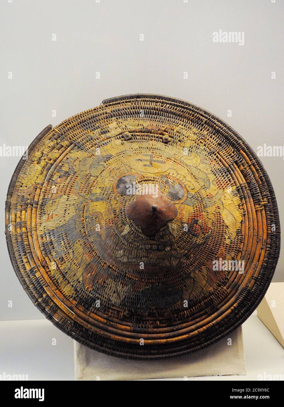 Flechtschild, genannt Po, verziert mit einem Kopf eines Tigers. Getragen von der Elite der Truppen oder Tiger Soldaten. Ca.1850, Vietnam. Marinemuseum. Madrid. Spanien. Stockfoto