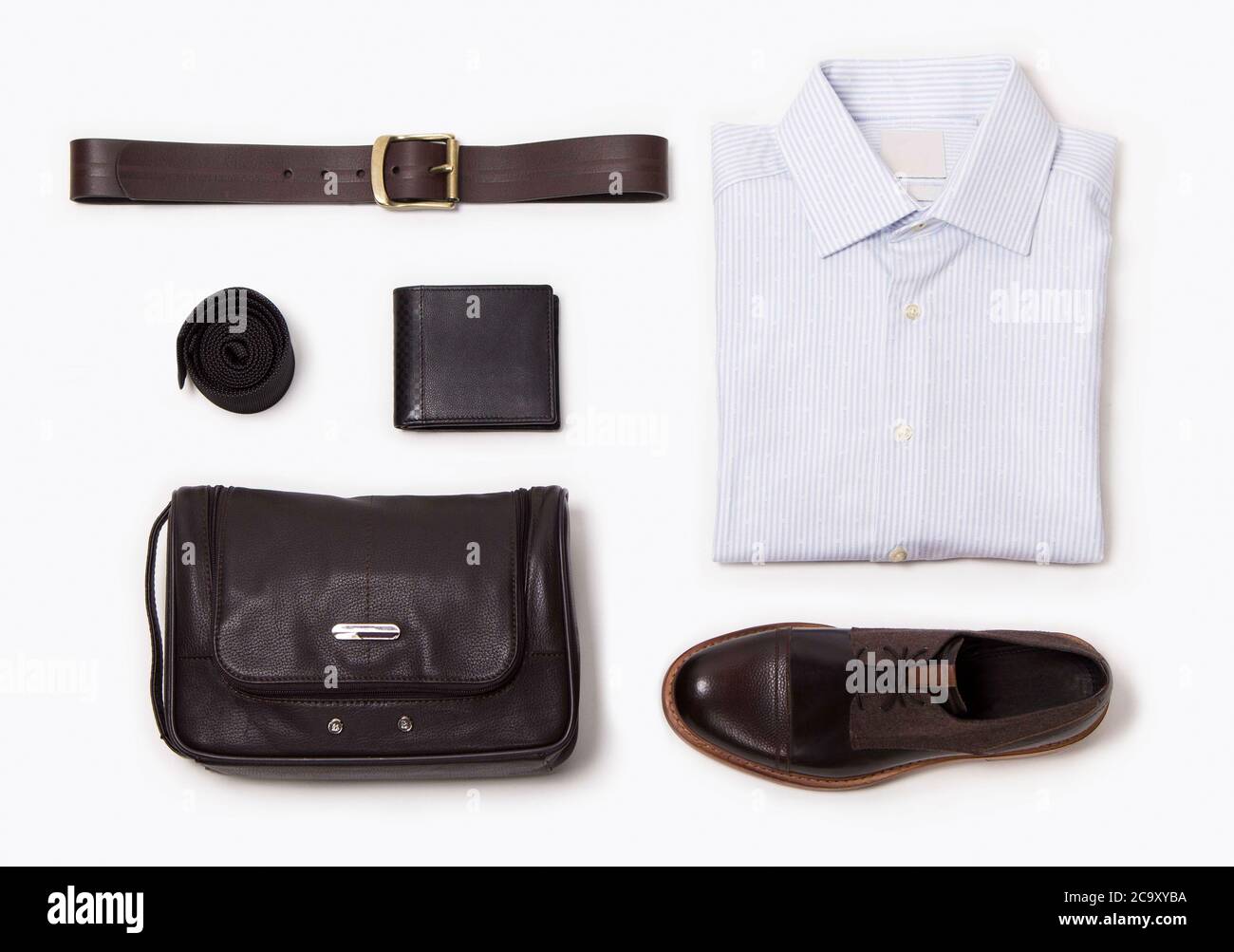 Herren Casual Outfits für Herrenbekleidung mit braunen Schuhen, Gürtel, Hemd, Geldbörse und Tasche Stockfoto