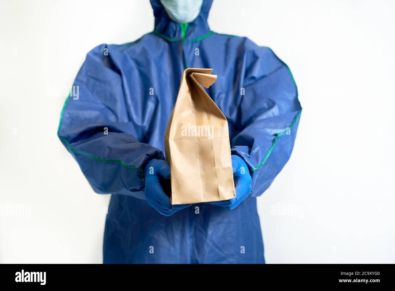 Kontaktlose Lieferung im Kampf gegen Coronovirus Stockfoto