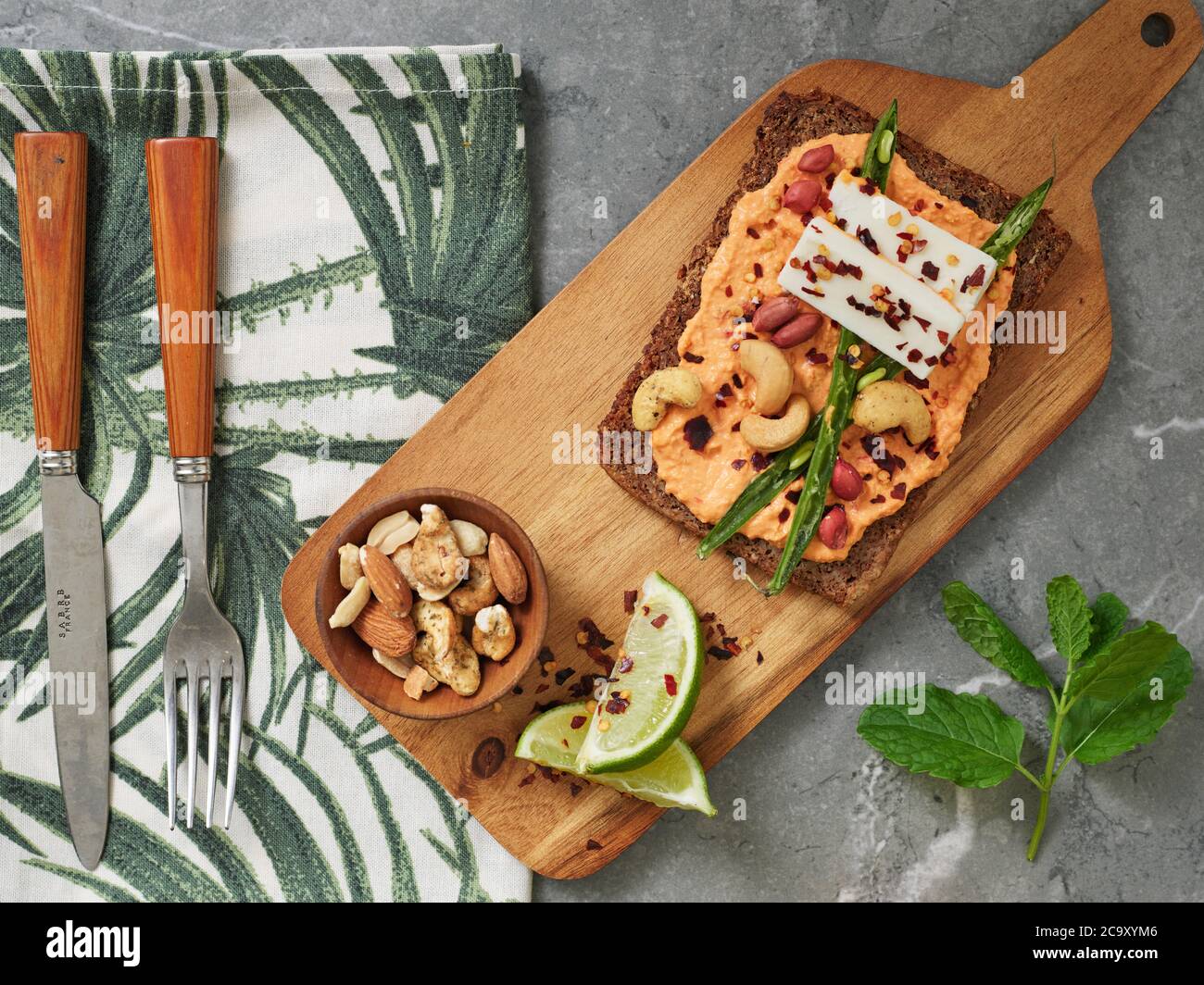 Fladenbrot, Nüsse und Gemüse auf einer Servierplatte Stockfoto