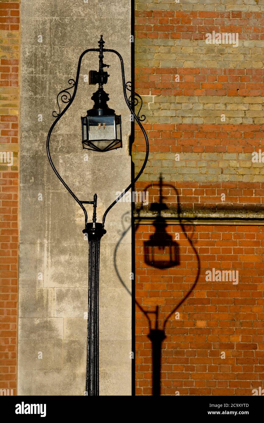 Eine alte Straßenlampe und ihr Schatten, Northgate, Warwick, Warwickshire, Großbritannien Stockfoto