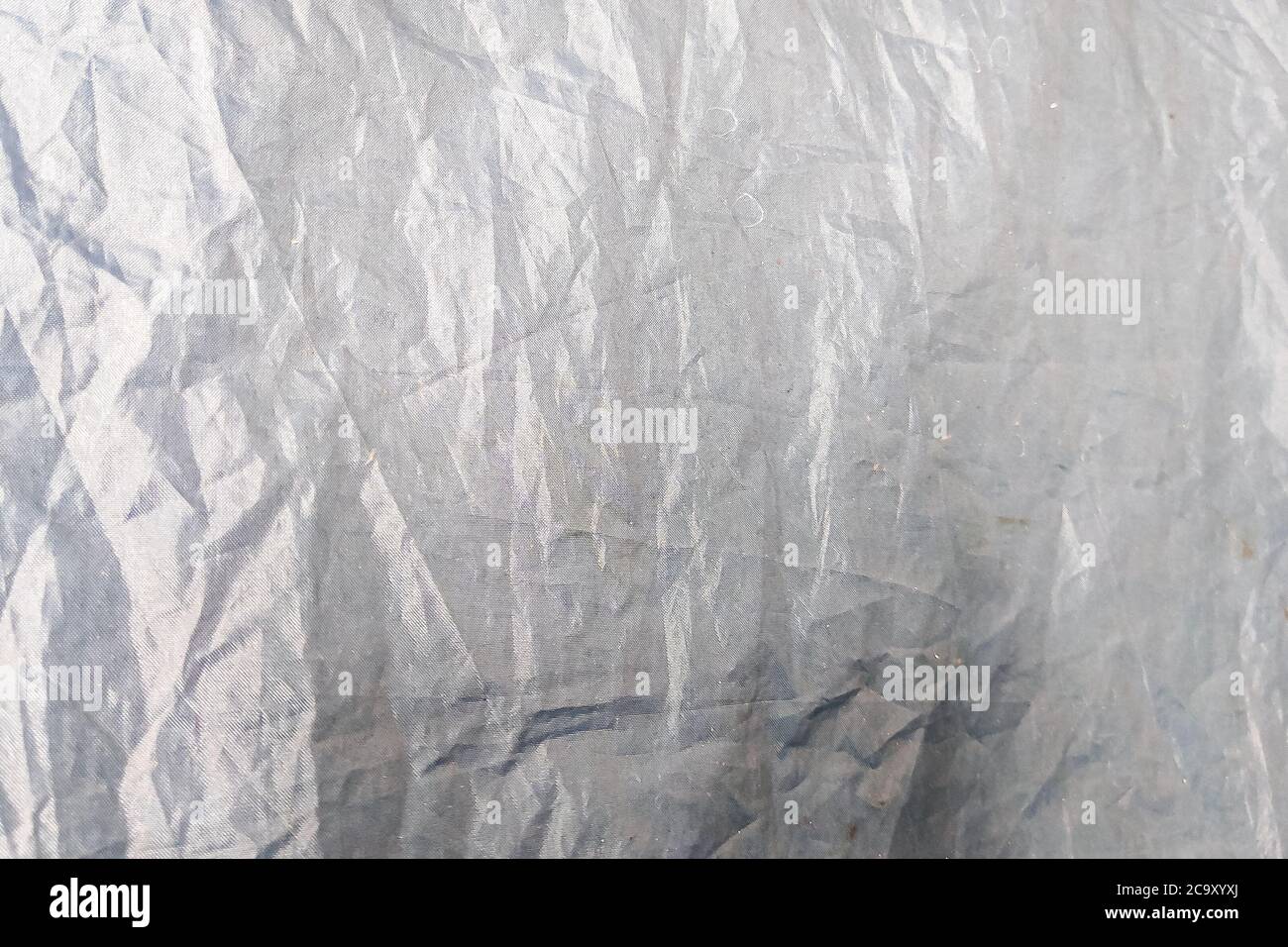 Schöne Nahaufnahme Hintergrund mit grauen zerknittert Regenmantel Stoff. Ideal für den Einsatz im Design oder Tapete Stockfoto