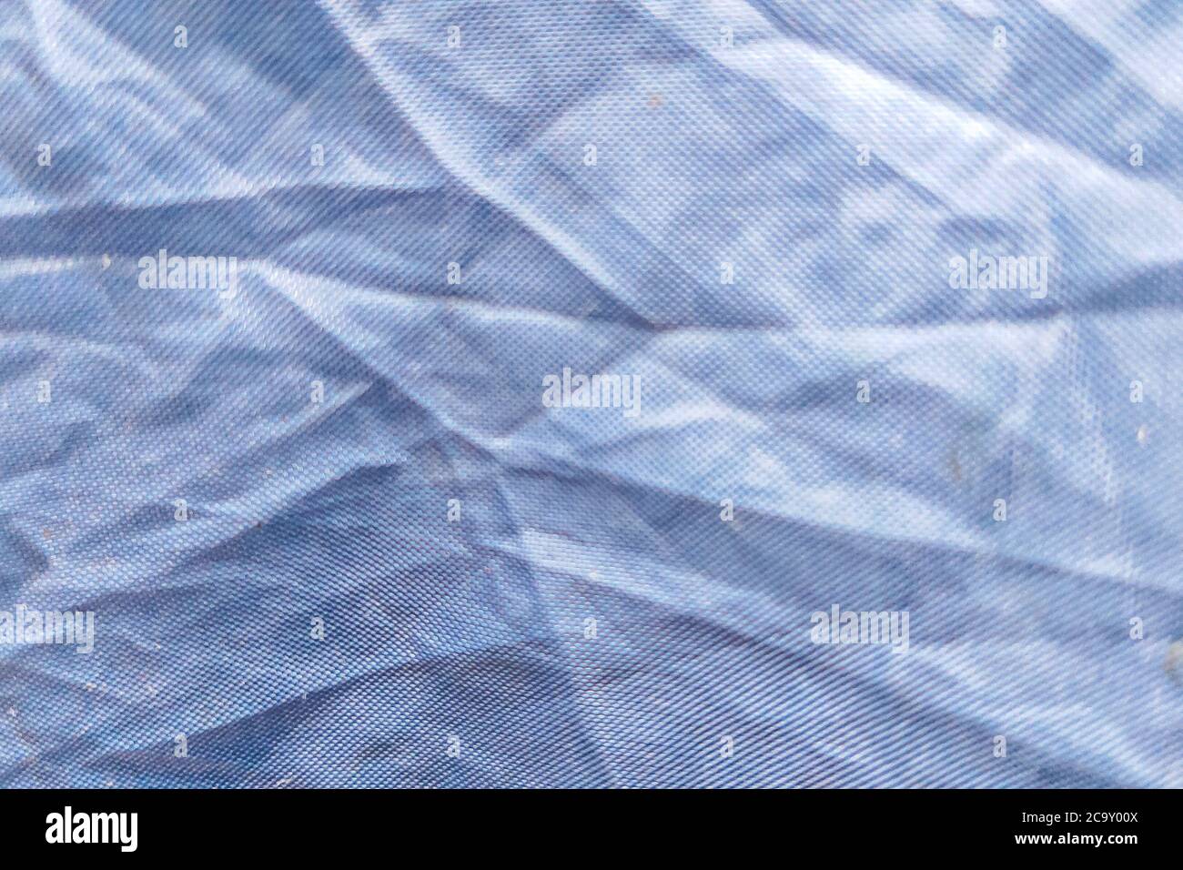 Schöne Nahaufnahme Hintergrund mit dunkelgrau zerknittert Regenmantel Stoff. Ideal für den Einsatz im Design oder Tapete Stockfoto