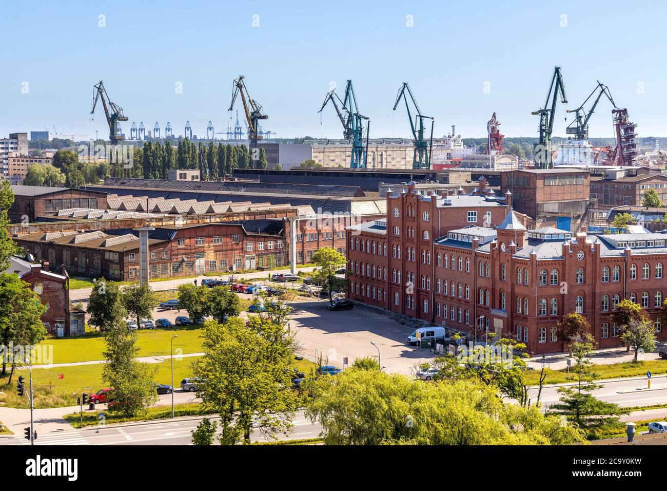 Danzig, Pommern / Polen - 2020/07/14: Panoramablick auf die industrielle Infrastruktur der Danziger Werft in der Nähe des Gebäudes des Europäischen Solidaritätszentrums Stockfoto