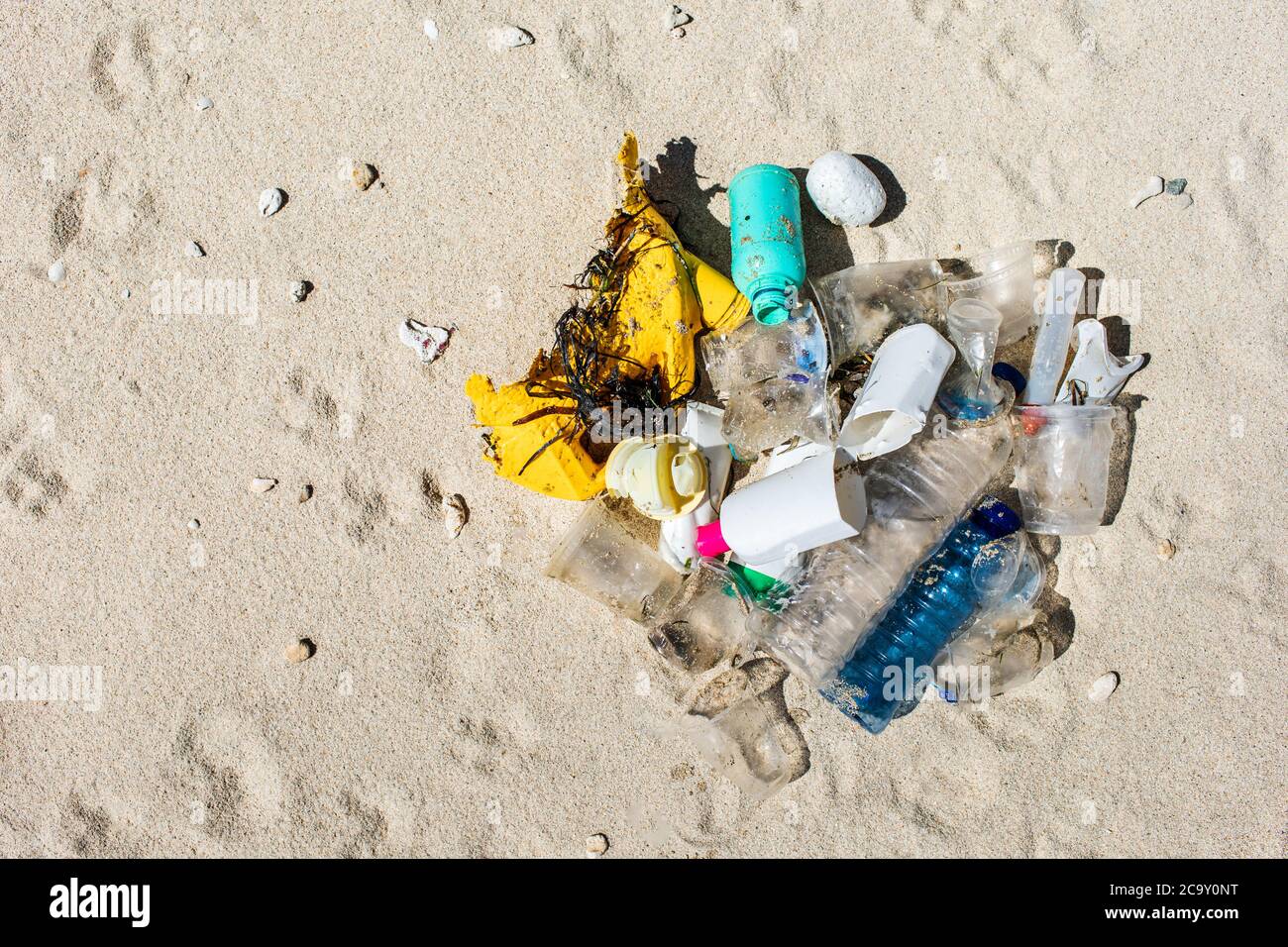 Haufen verschiedener Plastikmüll am Strand. Umweltverschmutzungsproblem. Rette die Erde, hör auf mit Plastik. Stockfoto