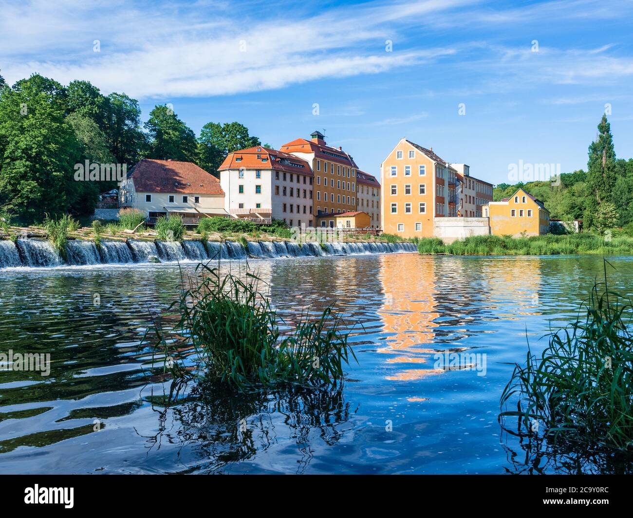 Zgorzelec, Polen-03. Juni 2020: Bunte Gebäude in Görlitz über dem Grenzfluss Nysa Luzycka. Leuchtende Farben, die sich auf der Wasseroberfläche spiegeln. Ansicht ein Stockfoto