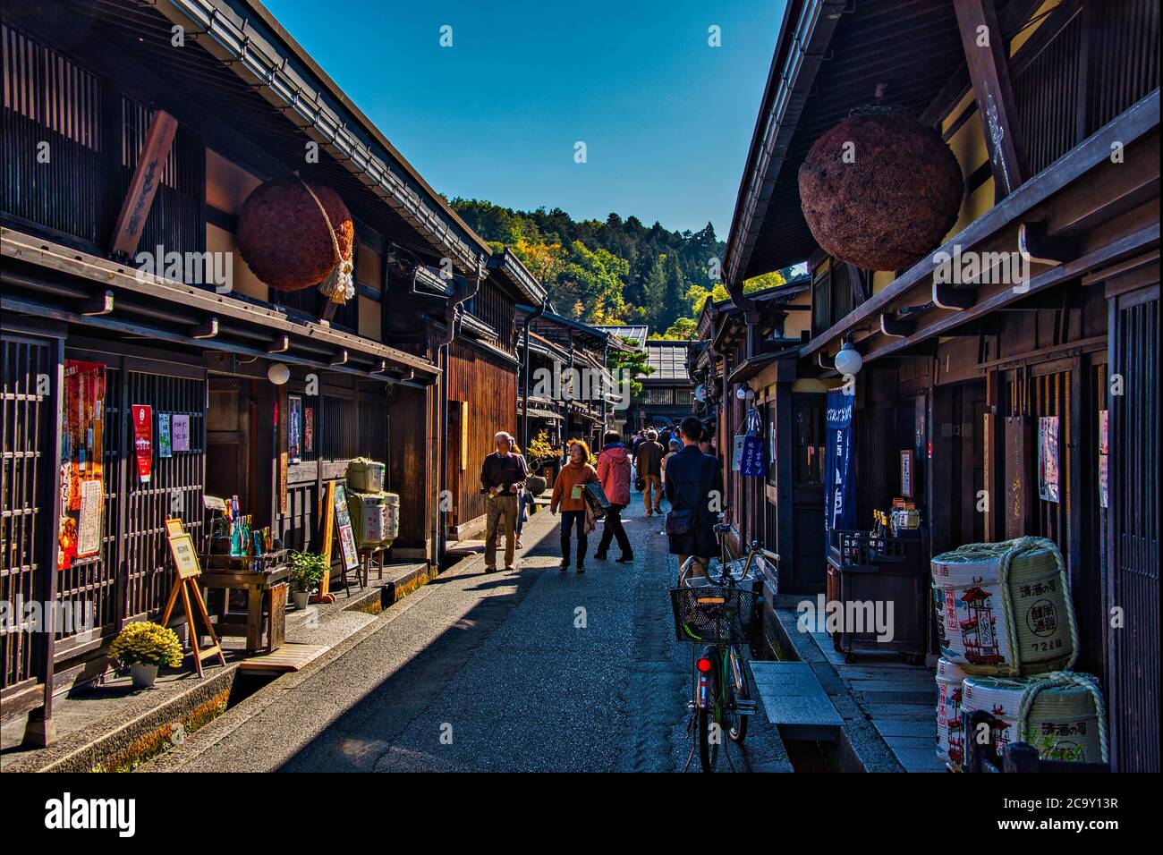 Handelsstraße in Sanmachi Suji Gegend, viele Touristen, Geschäfte und Restaurants, Takayama, Japan Stockfoto