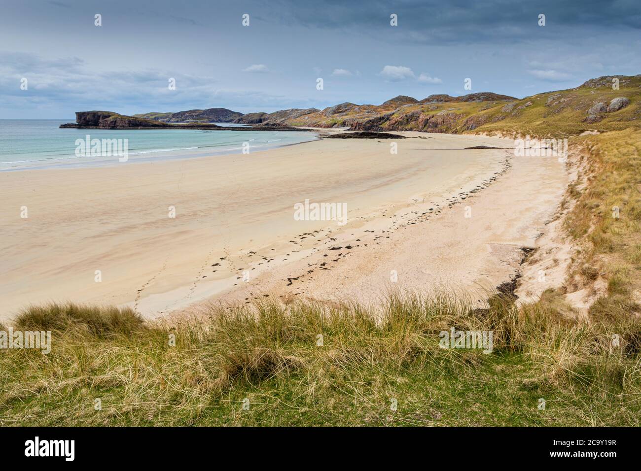 Ein einsamer Sandstrand an der Nordwestküste Schottlands. Stockfoto
