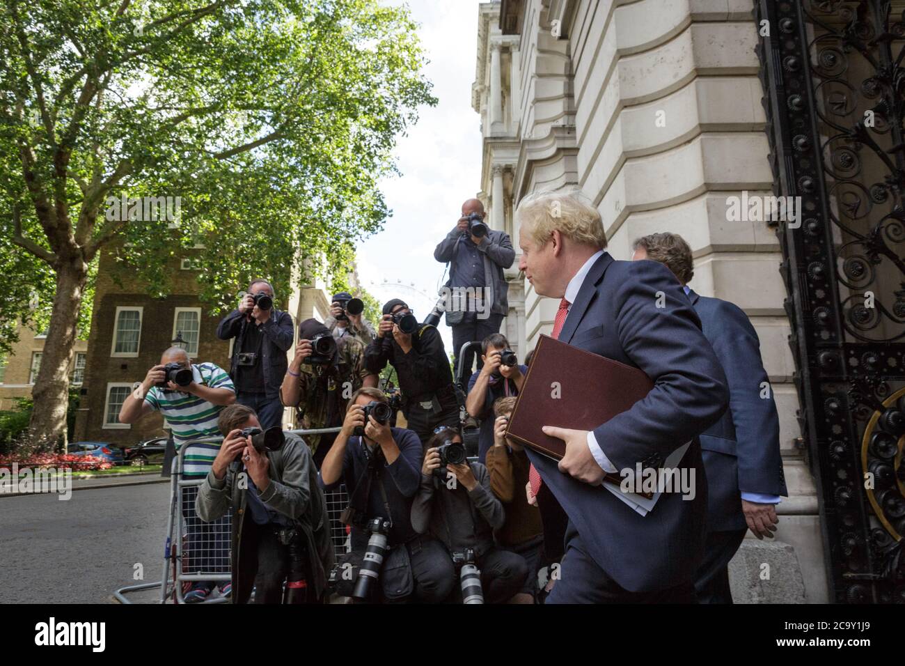 Der britische Premierminister Boris Johnson kommt an Pressefotografen in Downing Street, Westminster, London vorbei Stockfoto