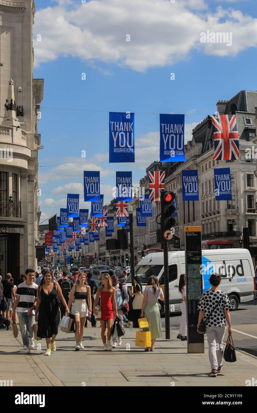 „Thank you our Heroes“-Banner, die von Käufern in der Regent Street während der Coronavirus-Pandemie 19 2020 in London, England, gesehen wurden Stockfoto