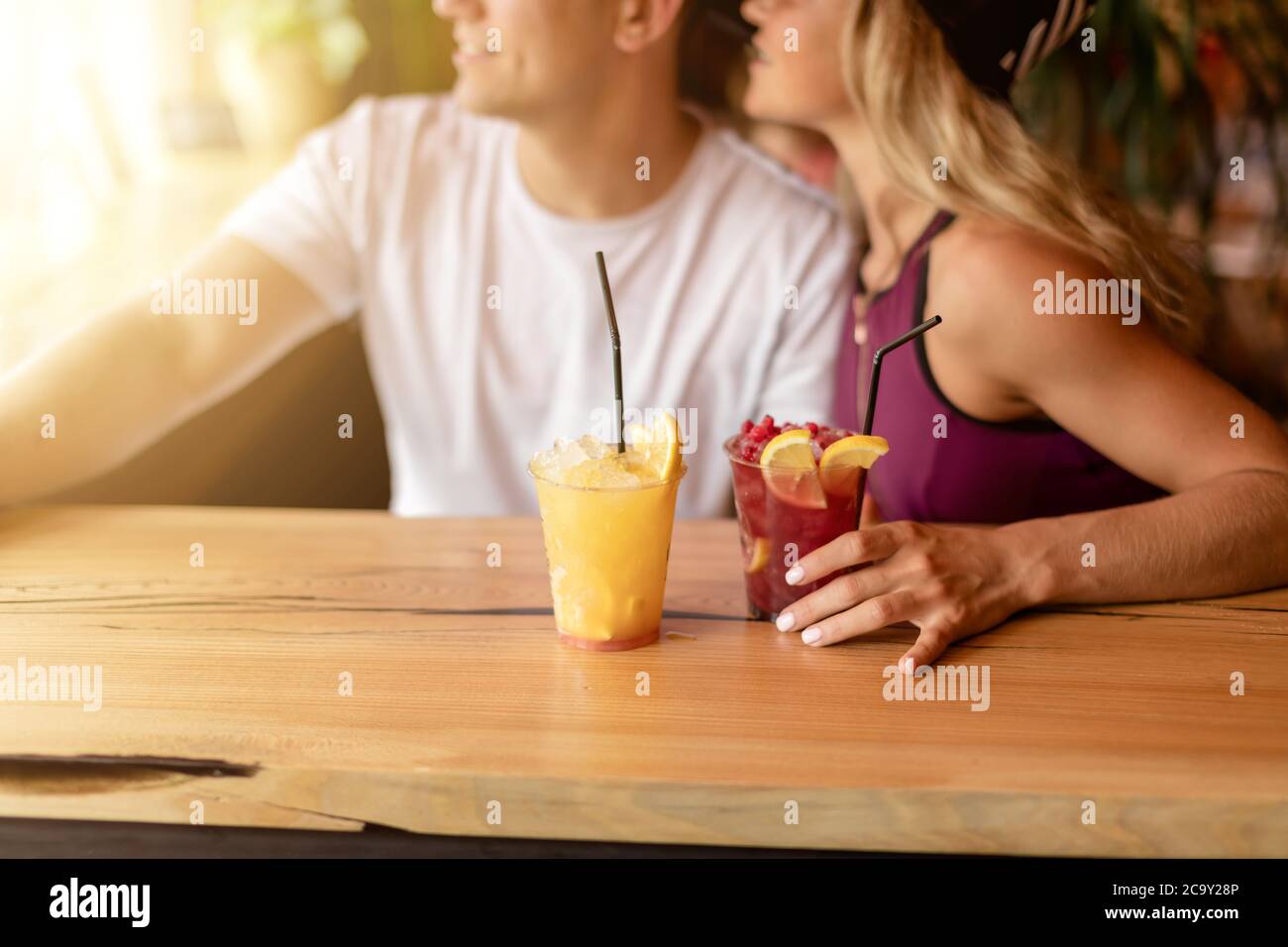 Unkenntlich Paar im Freien genießen frische Bio-Getränke und Urlaubszeit, Liebe, Sport, Urlaub Stockfoto