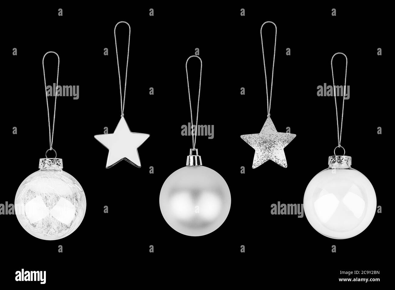 Silber Сhristmas Baumdekorationen Set schwarzen Hintergrund isoliert Nahaufnahme, Glaskugeln & Metall-Sterne hängen auf Faden-Sammlung, glänzende Kugeln Stockfoto