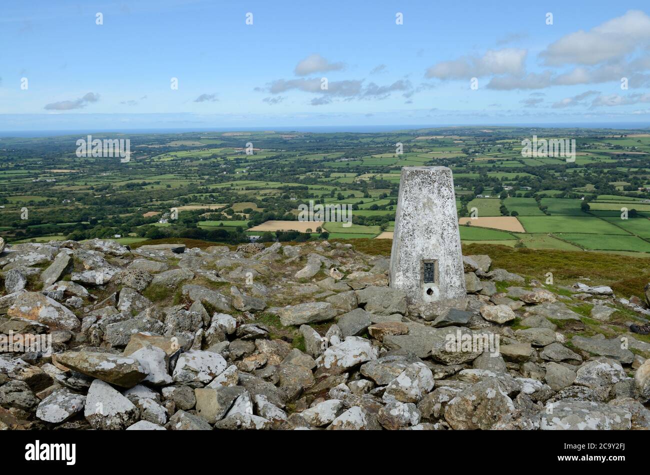 Pembrokeshire ländliche Landschaft mit grünen Feldern von der trig Point Auf dem Gipfel des Foel Drygarn Preseli Hills Wales Großbritannien Stockfoto