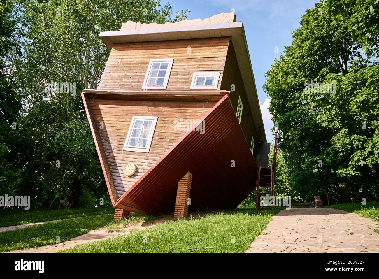 Die Upside Down House Attraktion. Touristischer Komplex von Dukora, Weißrussland Stockfoto