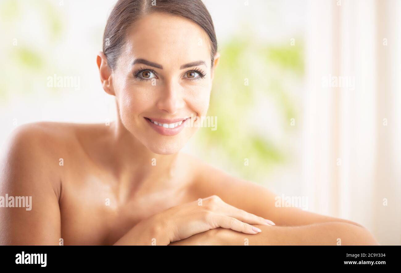 Schönes Porträt von jungen erwachsenen Frau mit sauberer Haut ohne Make-up sitzen in einem Schönheitssalon und Blick in die Kamera. Spa Hautpflege Wellness a Stockfoto