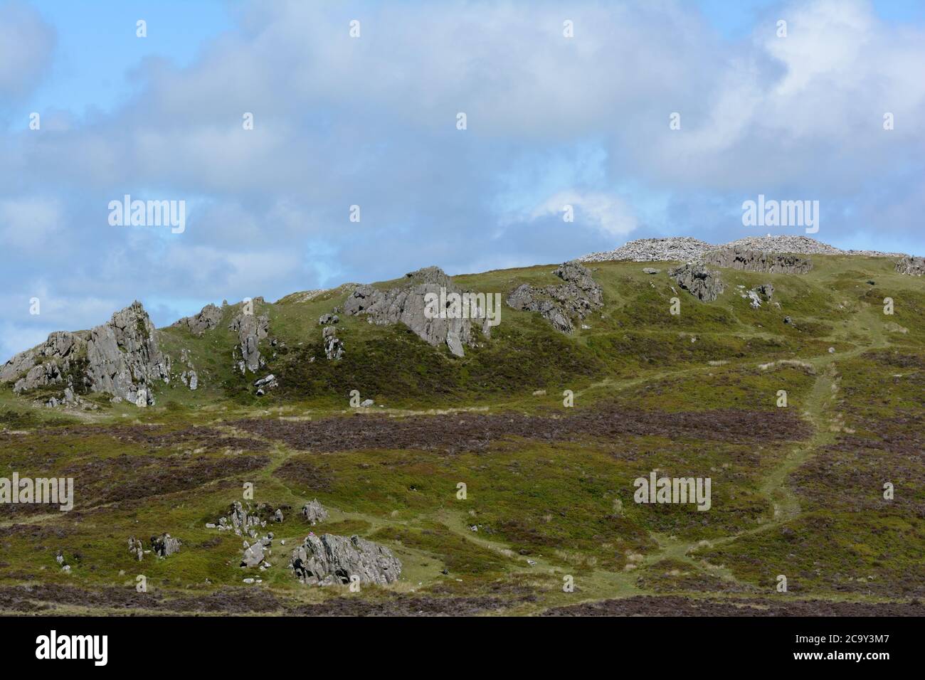 Fußweg zu den drei bronzezeitlichen Steinhaufen auf Foel Drygard Preseli Hills Pembrokeshire Wales Cymru Großbritannien Stockfoto