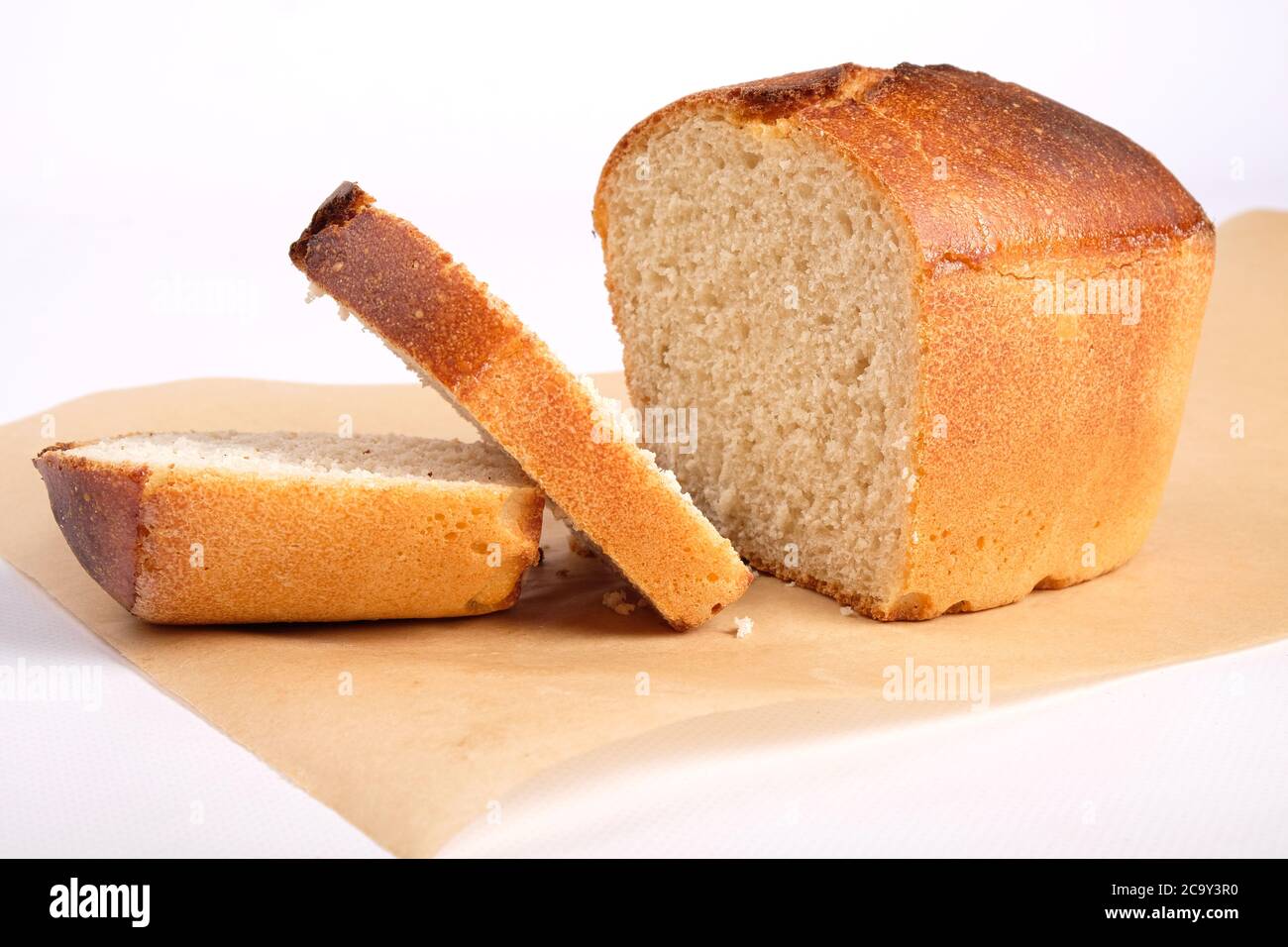 In Scheiben geschnittenes goldenes knuspriges Brot, das im Ofen aus nächster Nähe gebacken wird. Stockfoto