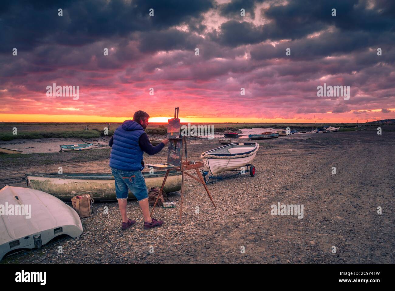 Ein Künstler malt den Sonnenaufgang. Stockfoto