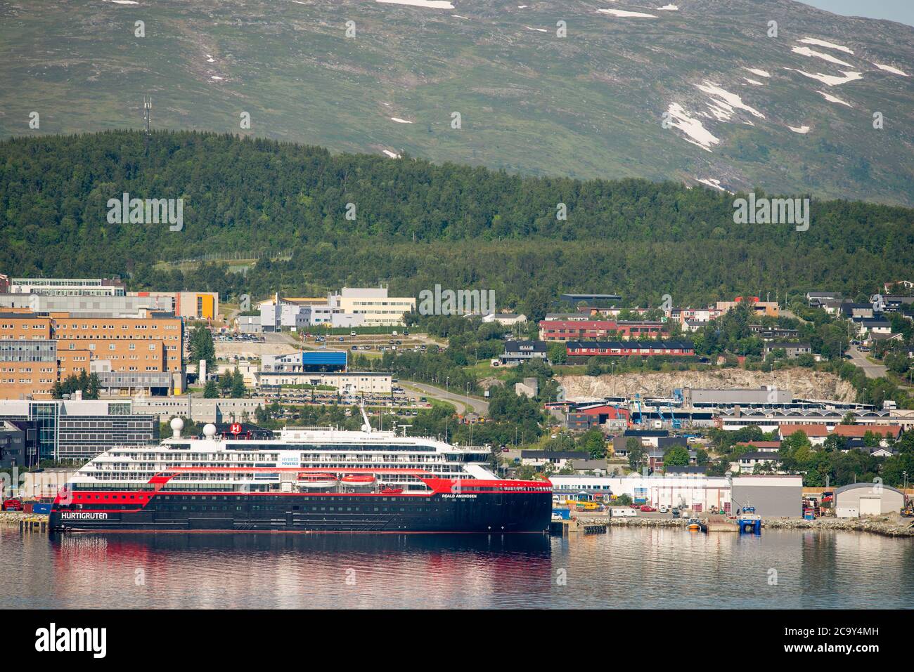 03. August 2020, Norwegen, Tromsø: Hurtigrutens Kreuzfahrtschiff Roald Amundsen auf dem Kai in Tromsø wegen einer Corona-Abbremse an Bord Stockfoto