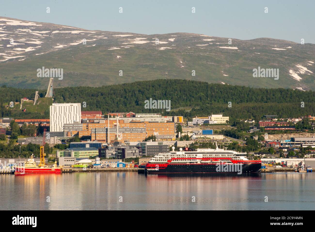 03. August 2020, Norwegen, Tromsø: Hurtigrutens Kreuzfahrtschiff Roald Amundsen auf dem Kai in Tromsø wegen einer Corona-Abbremse an Bord Stockfoto