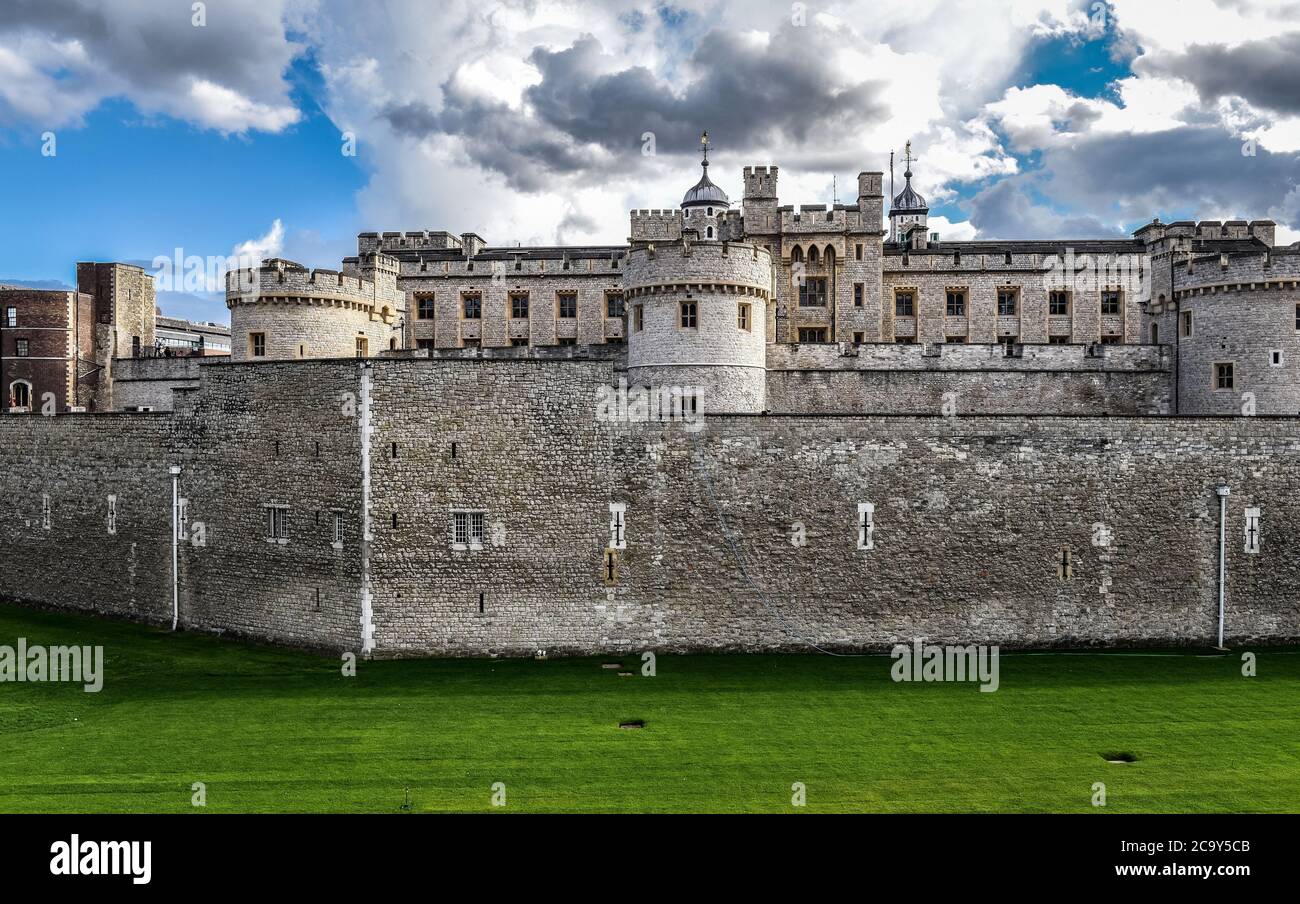 Vorderansicht des Tower of London auf einem bewölkten Tag Stockfoto