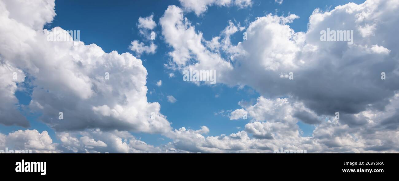 Blauer Himmel mit Wolken. Stockfoto