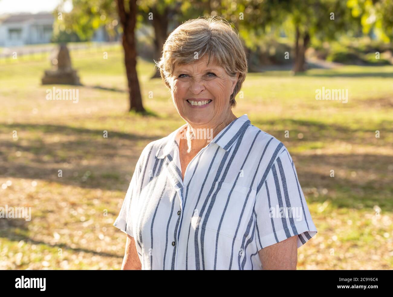 Im Freien Porträt der schönen älteren Frau im Ruhestand im Park am Sonnenuntergang genießen ihre Freiheit glücklich und glücklich in einem gesunden und aktiven Lebensstil Stockfoto