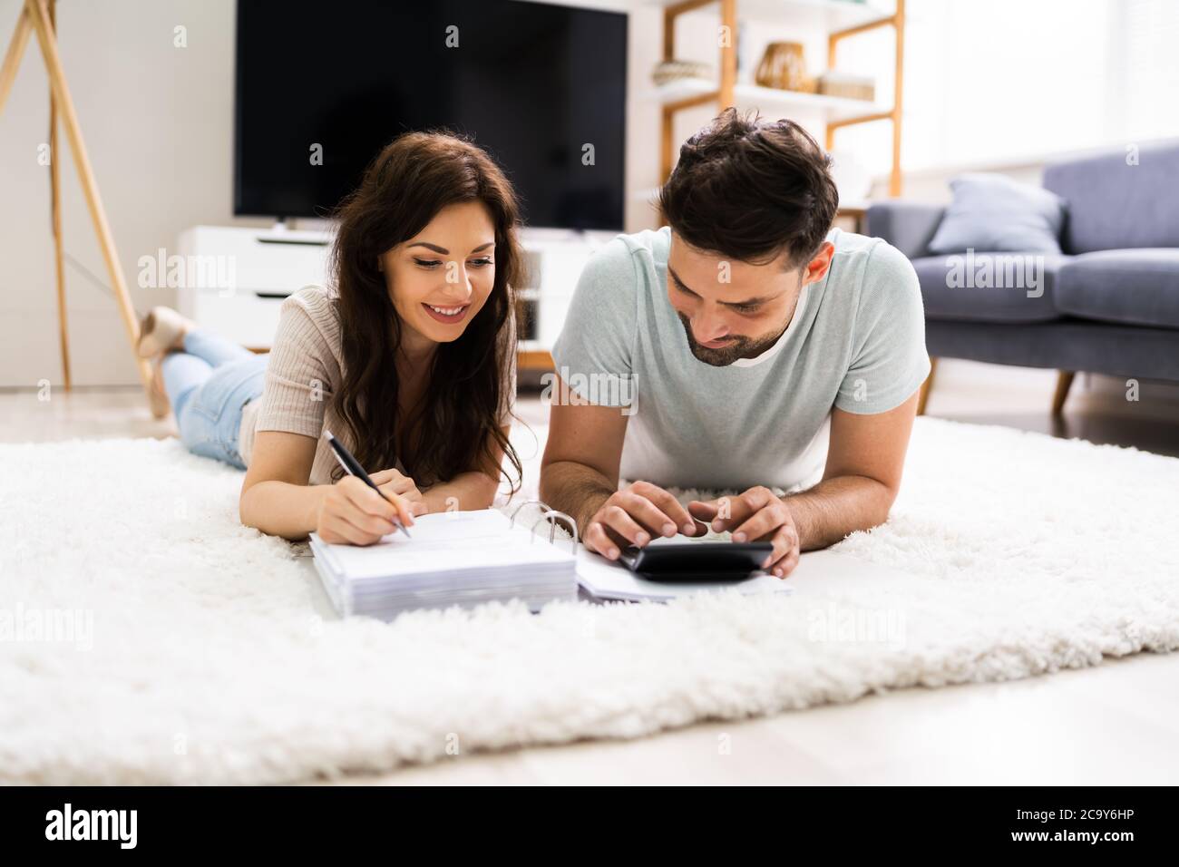 Junge Familie Sparen Sie Steuergeld Für Die Rentenversicherung Stockfoto