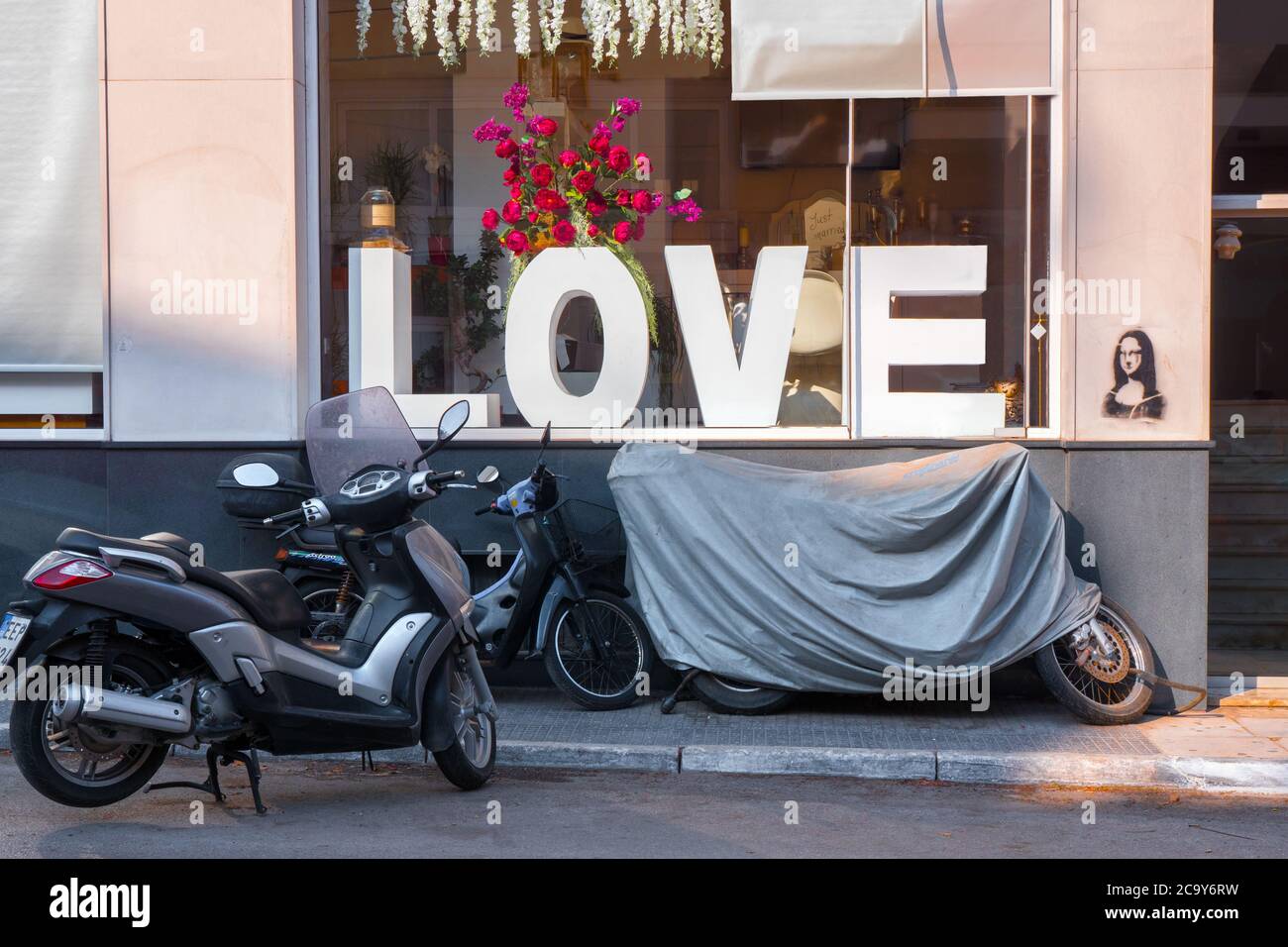 Motorräder in der Nähe VON LIEBE Wort auf Schaufenster. Zeichen und Symbol der Liebe. Konzeptionell Stockfoto