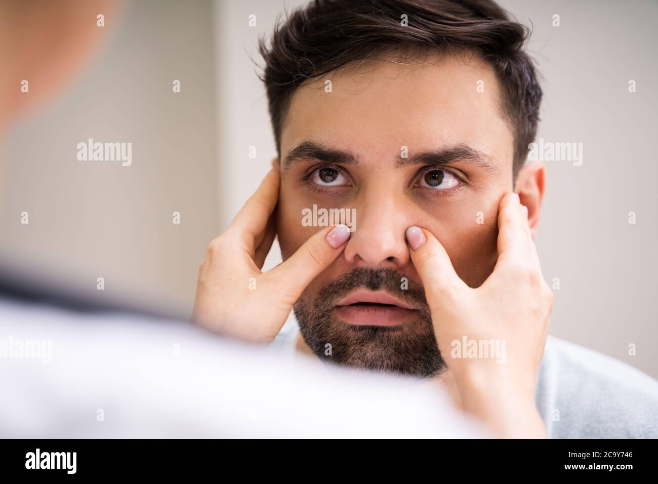 Arzt Arzt Doing Sinusitis Untersuchung Für Sinus Entzündung Stockfoto Arzt Arzt Doing Sinusitis Untersuchung Für Sinus Entzündung Stockfoto