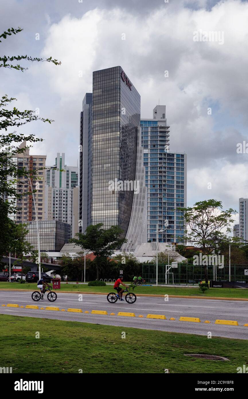 Radfahrer genießen die freien Straßen am Sonntag, Panama City, Panama, Mittelamerika Stockfoto