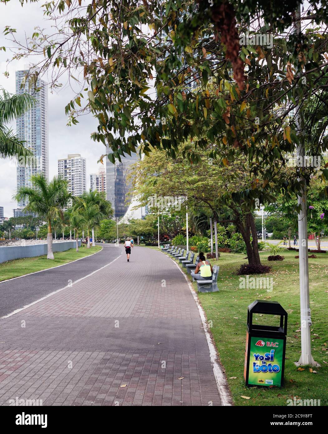 Der offene Fußweg entlang des mirador in Panama City, wo man spazieren gehen, joggen und sitzen kann. Stockfoto