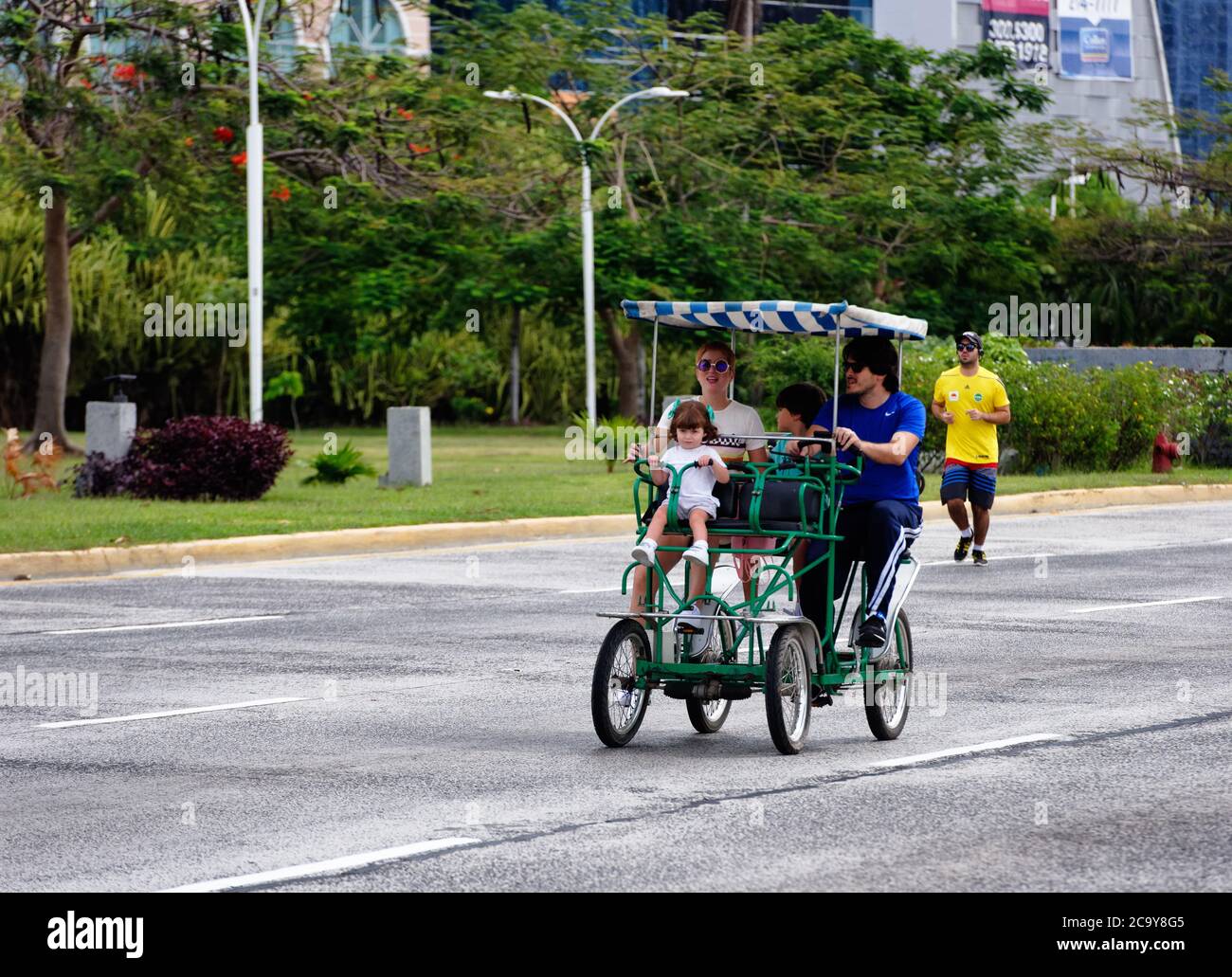 Sonntag in Teil von Panama City ist verkehrsfrei, wo die Menschen auf die Straßen nehmen auf Fahrräder von zwei und vier Rädern Sorten. Stockfoto