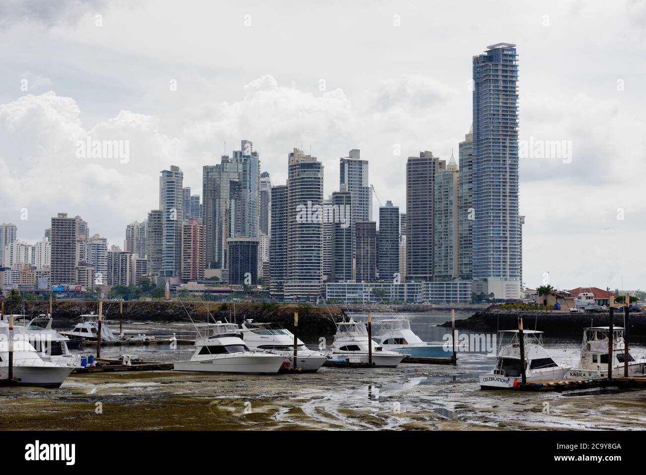 Boote, die bei Ebbe festgemacht wurden, mit der Skyline von Panama City dahinter, Panama, Mittelamerika Stockfoto
