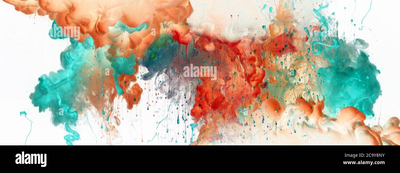 Acryl blau und rot Farben in Wasser. Tintenplange. Abstrakter Hintergrund. Horizontales langes Banner. Stockfoto