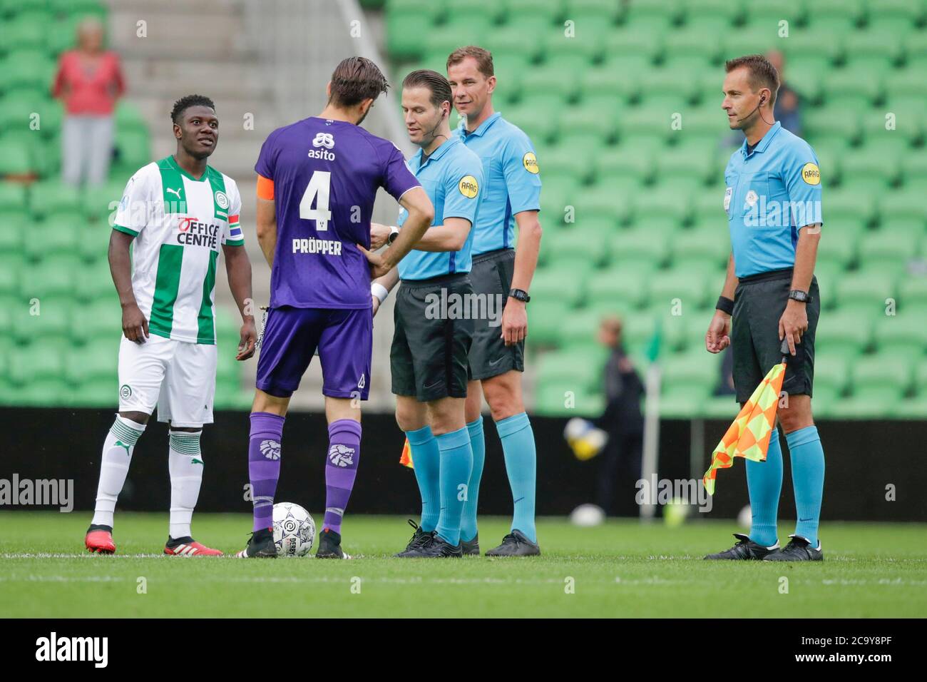 GRONINGEN, 01-08-2020, Hitachi Capital Mobility Stadium Niederländischer Fußball Eredivisie Vorsaison 2020-2021. Groningen - Herakles. Azor Matusiwa vom FC Groningen, Robin Propper von Herakles Stockfoto