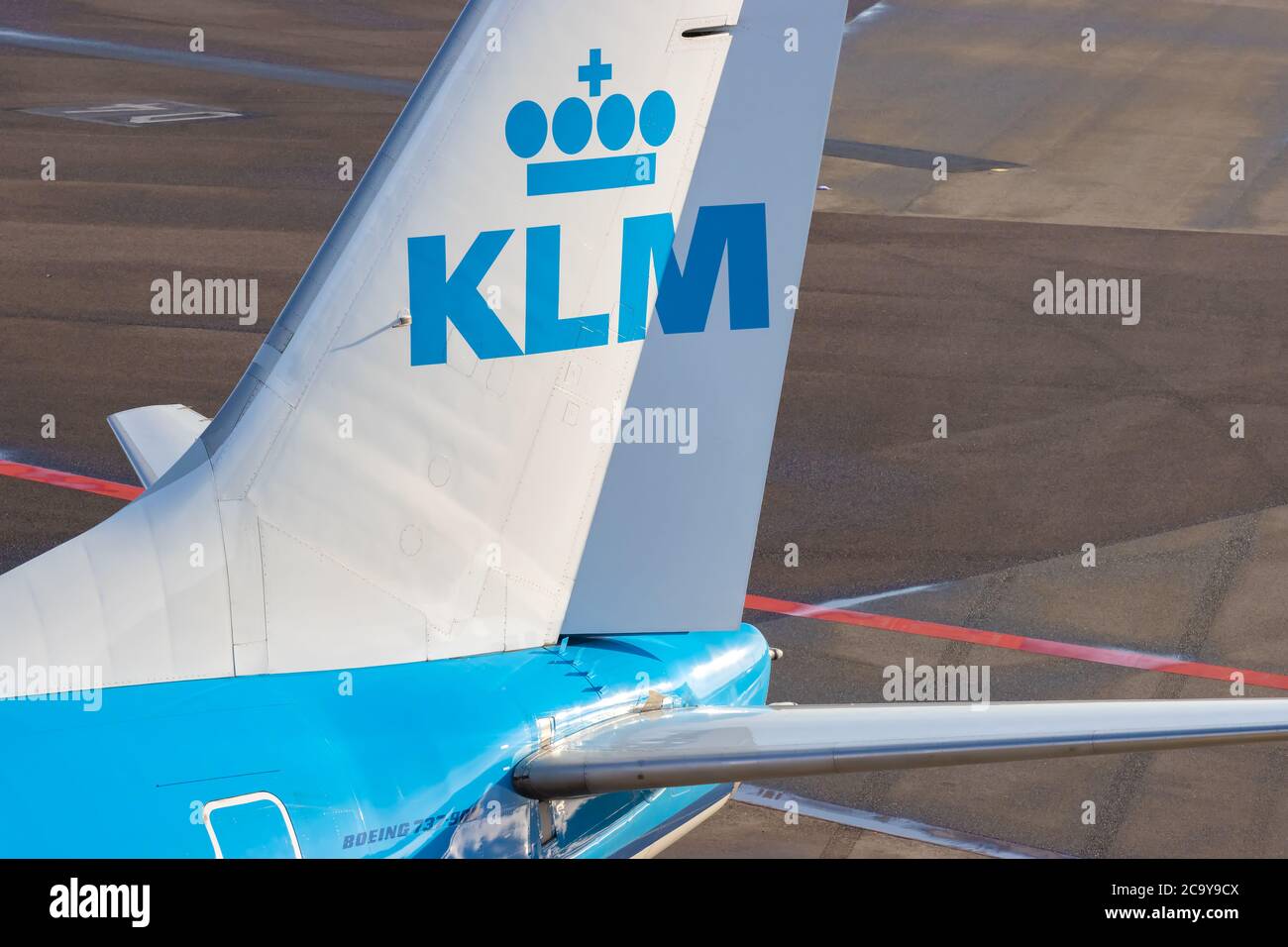 Schiphol, Niederlande - 16. Januar 2020: Flugzeughinterflügel der niederländischen Fluggesellschaft KLM/Royal Dutch Airlines auf dem Flughafen Schiphol, Niederlande Stockfoto