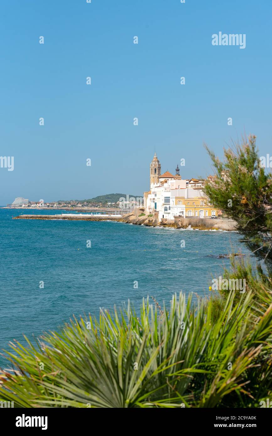 Sandstrand und historische Altstadt im mediterranen Komplex Sitges in der Nähe von Barcelona, ​​Costa Dorada, Katalonien, Spanien Stockfoto