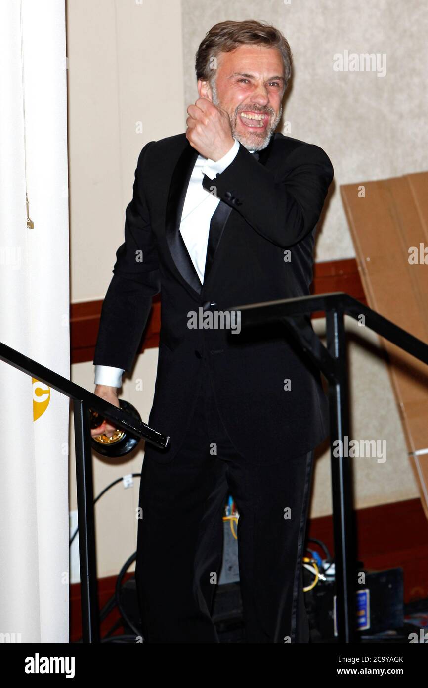 Los Angeles, USA. März 2010. Christoph Waltz mit dem Oscar für den besten Nebendarsteller in "Inglourious Basterds" im Presseraum der Oscar-Verleihung 2010/82. Annual Academy Awards im Kodak Theater. Los Angeles, 7. März 2010 Quelle: dpa/Alamy Live News Stockfoto