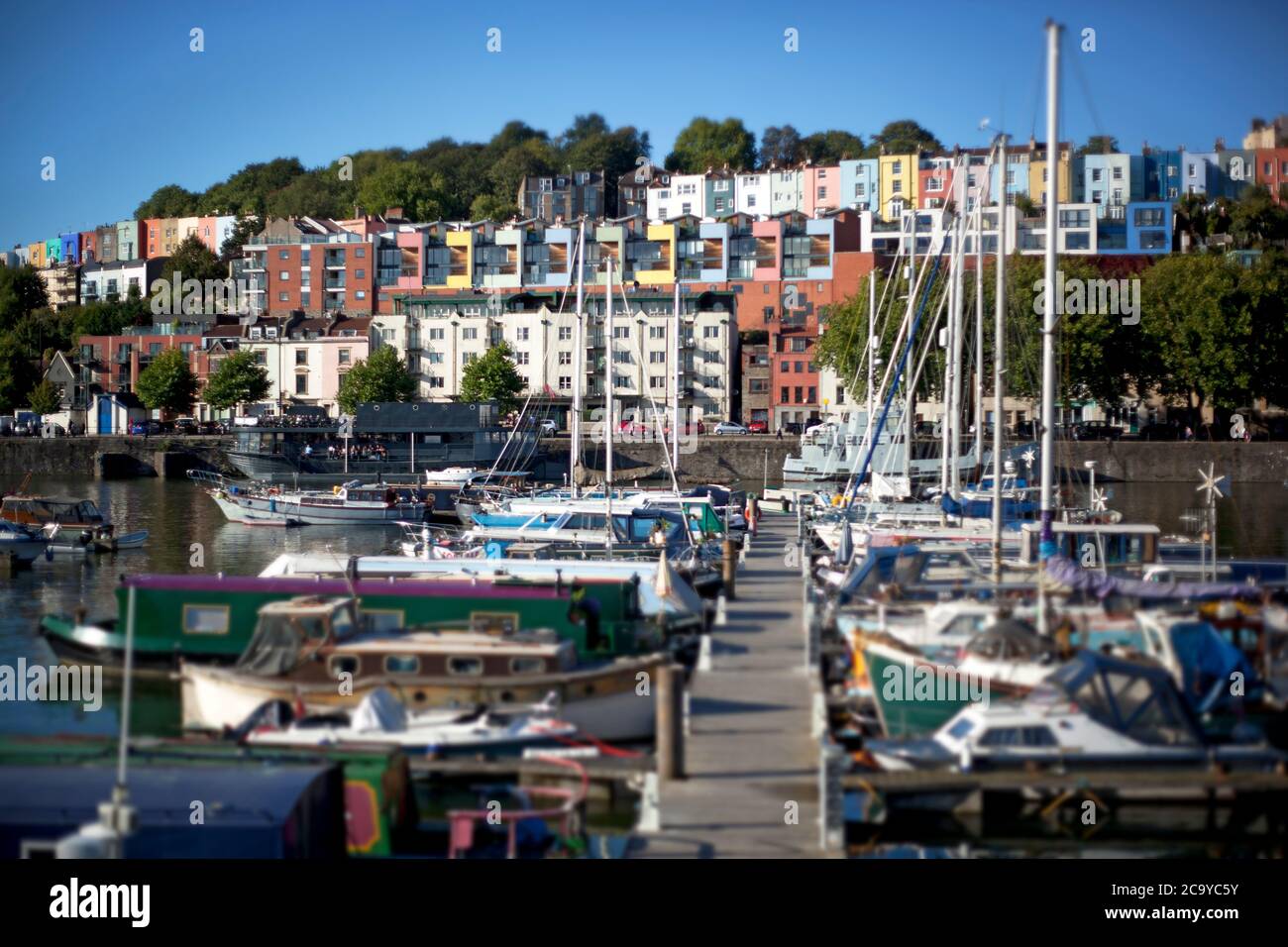 Blick über Bristol Marina zu bemalten Häusern in Hotwells Stockfoto