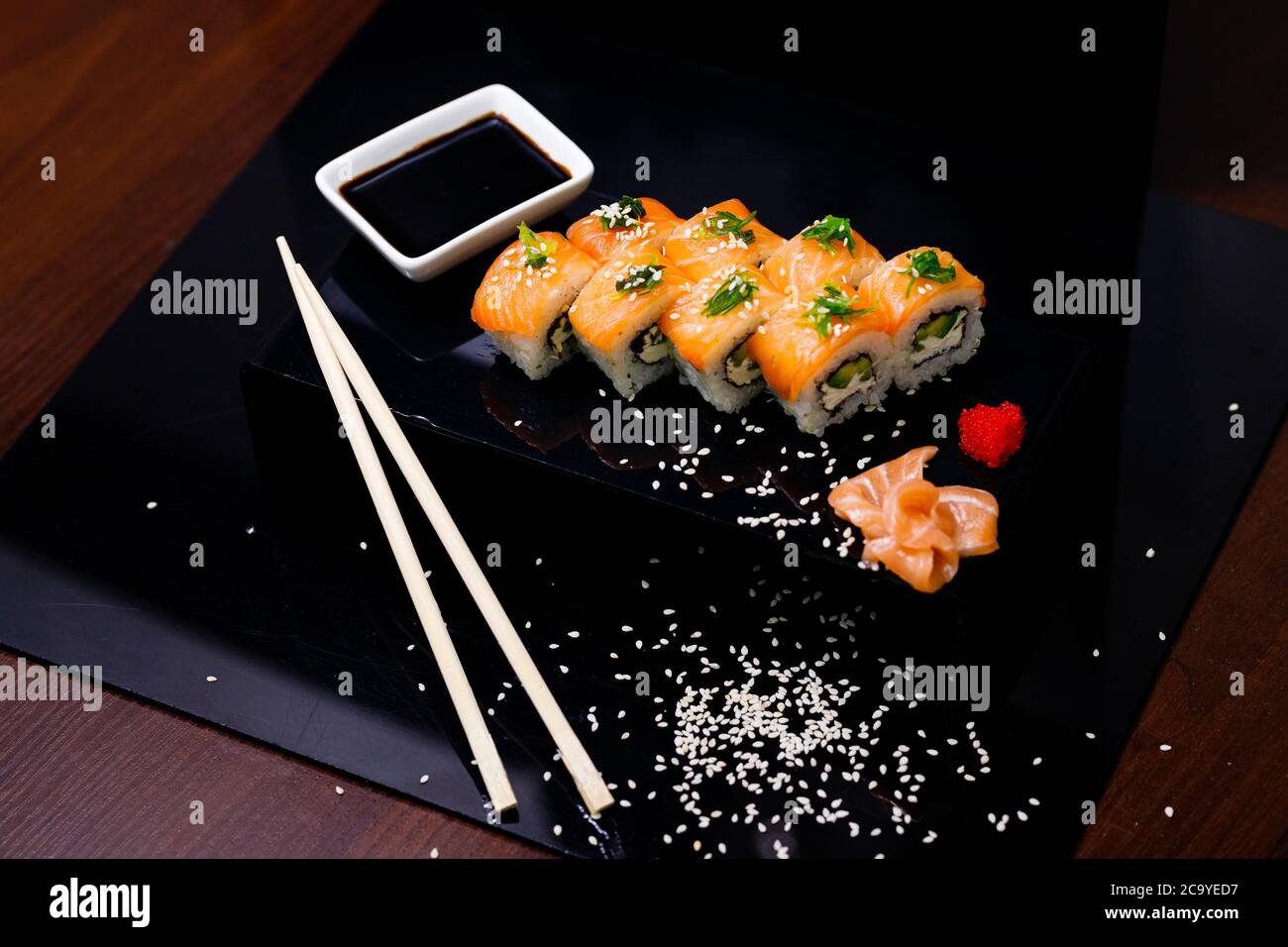 Sushi mit Lachs. Sojasauce, Ingwer, roter Kaviar. Rollen mit roten Fischen. Stockfoto