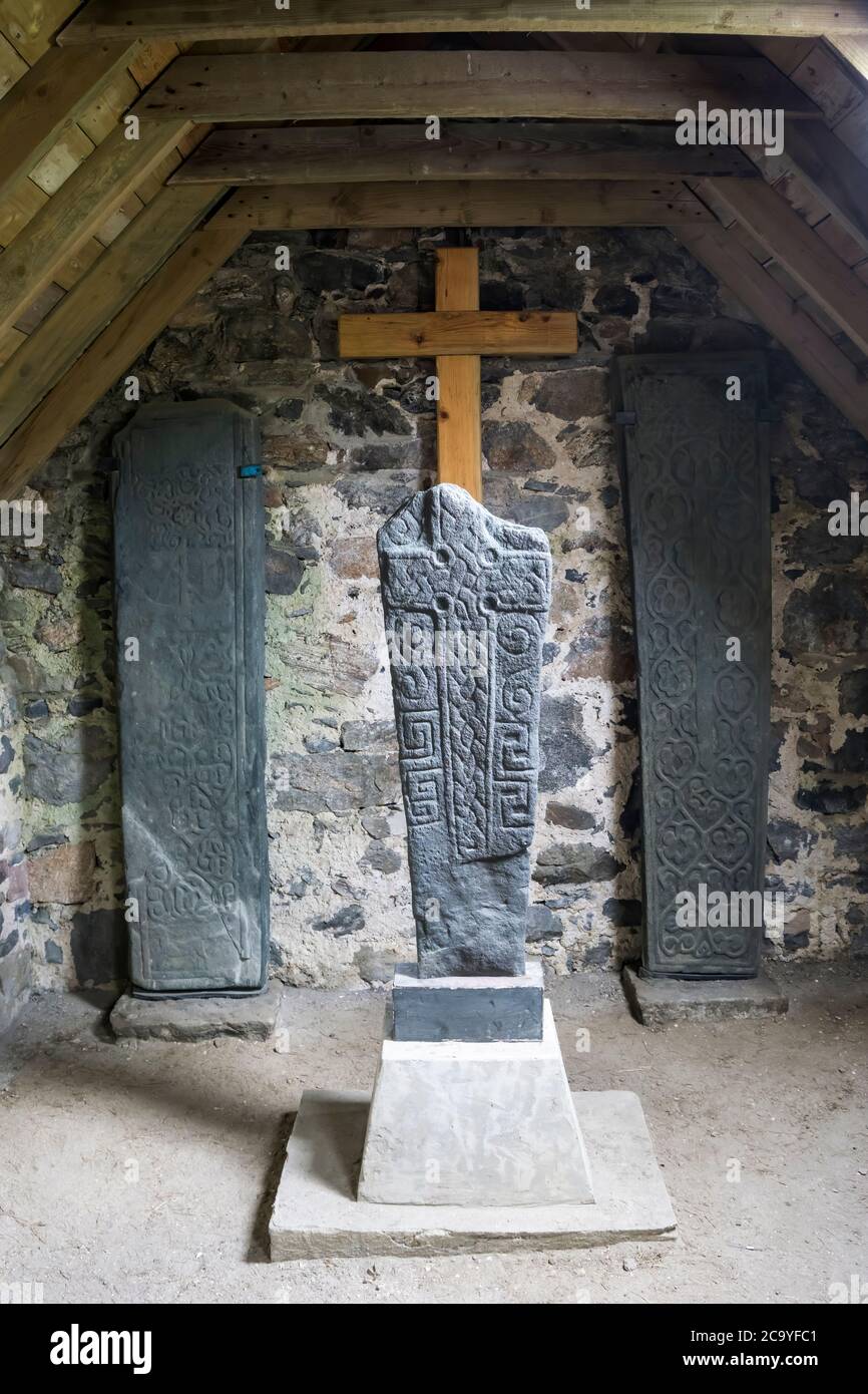 Nachbildung des Kilbar Stone in der St. Barr's Church in Cille Bharra auf der Insel Barra in den Äußeren Hebriden. Stockfoto