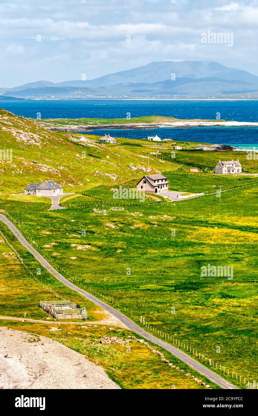Die kleine Siedlung von Eoligarry am nördlichen Ende von Barra in den Äußeren Hebriden, mit der Insel South Uist in der Ferne. Stockfoto