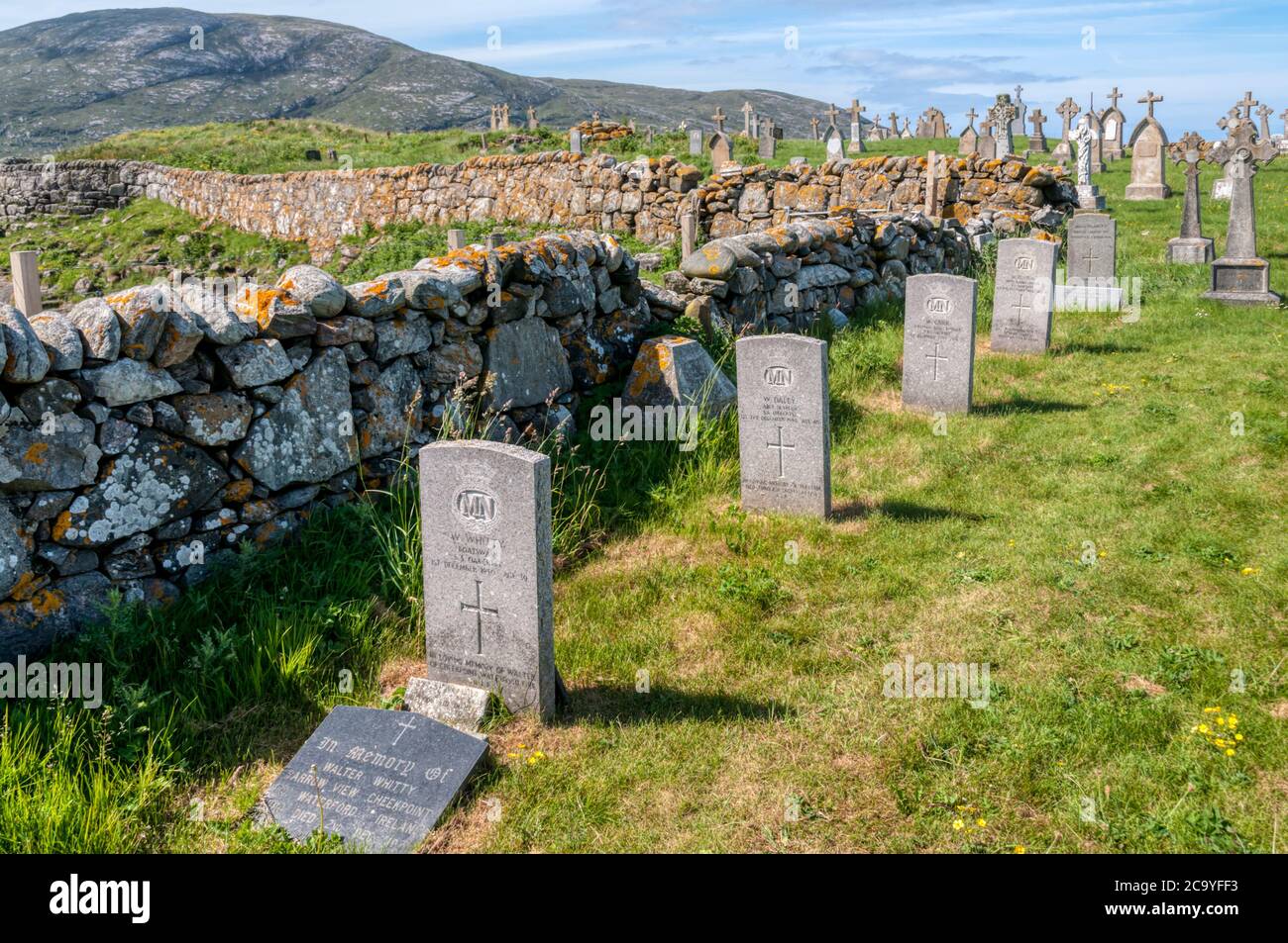 Kriegsgräber der Handelsmarine aus dem Untergang der SS Oakcrest auf dem römisch-katholischen Begräbnisplatz Borgh auf der Insel Barra in den Äußeren Hebriden. Stockfoto