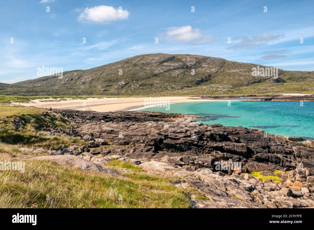 Einsamer Tangasdale Beach und Ben Tangaval auf der Insel Barra in den Äußeren Hebriden. Stockfoto