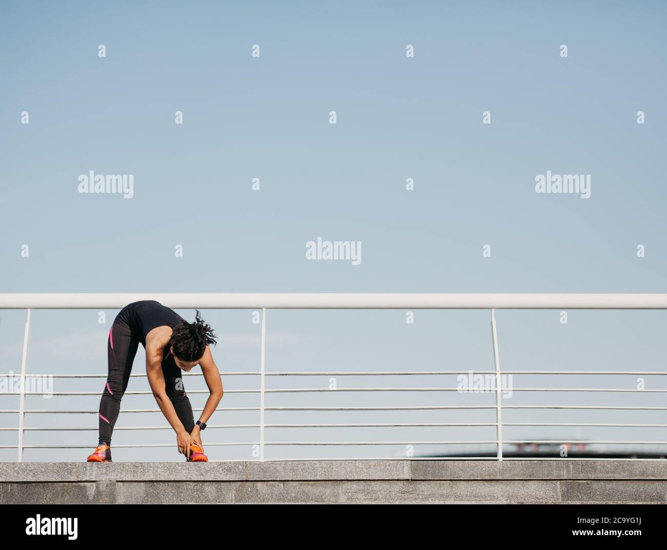 Sommertraining im Freien. afroamerikanische Mädchen in Sportswear tun Pisten Stockfoto