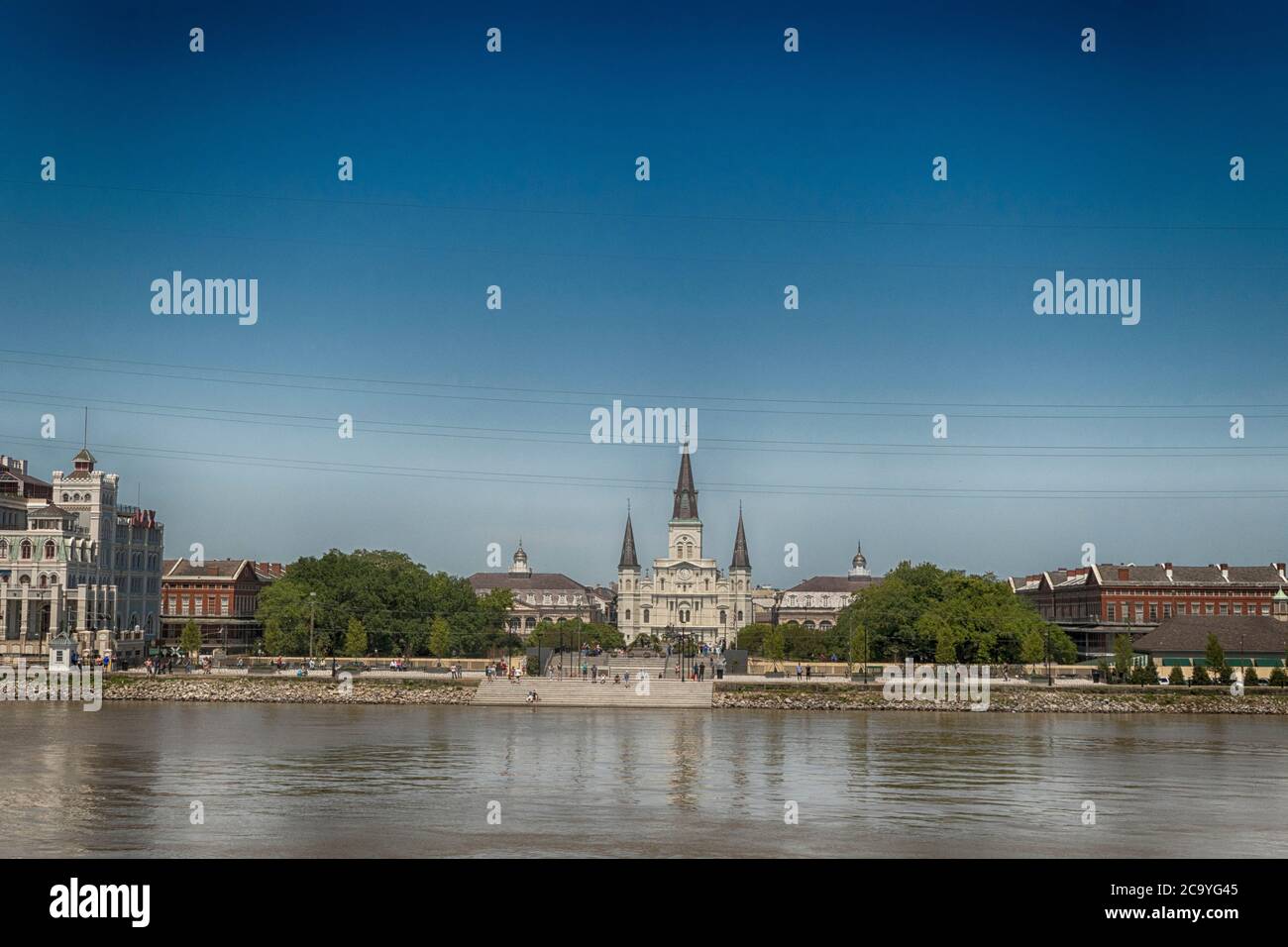 Blick auf die Saint Louis Kathedrale von der anderen Seite des Mississippi Flusses in New Orleans, Louisiana, USA Stockfoto