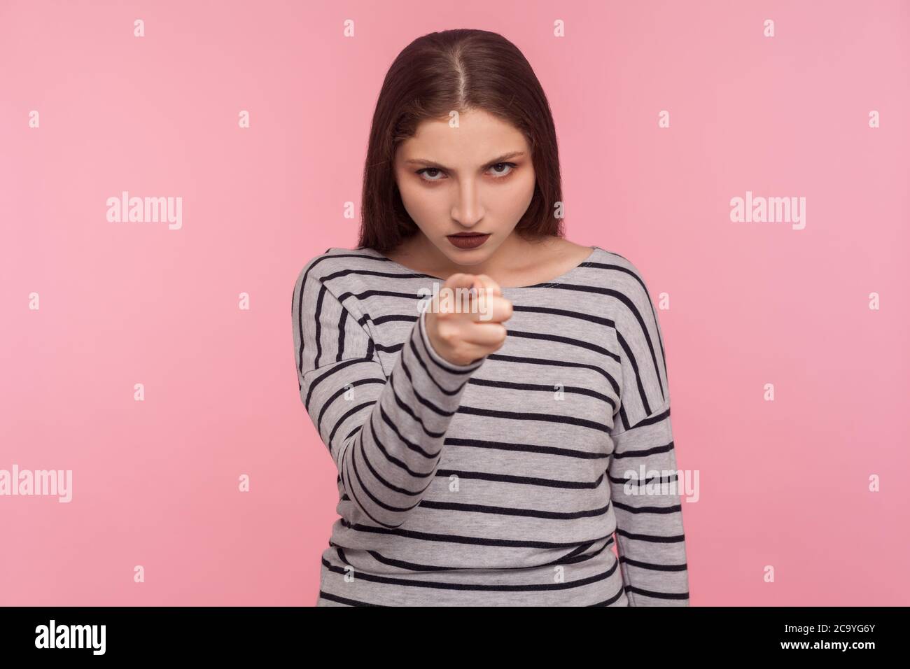 Sind Sie bereit? Porträt der wütend unzufrieden herrisch Frau im gestreiften Sweatshirt Schelten für Fehlverhalten mit Warnung Finger Geste, die Wahl schuldig. ich Stockfoto