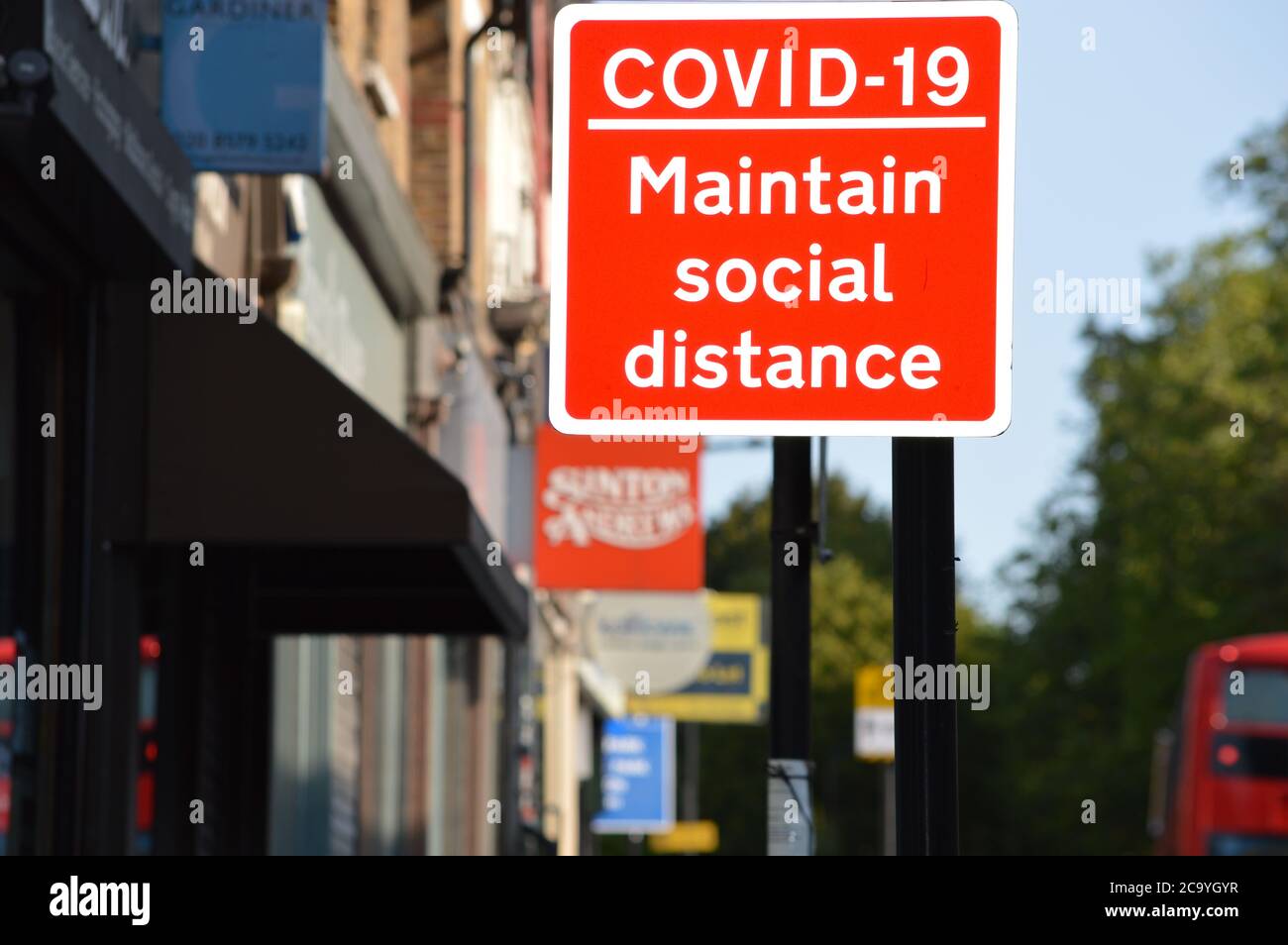 London, Großbritannien. August 2020. Eine COVID-19 halten soziale Abstand Hinweis Lampe angebracht, Warnung der Öffentlichkeit, dass diese Maßnahme befolgt werden sollte. Stockfoto